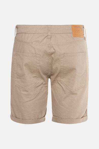 Short beige de JACK & JONES JEANS INTELLIGENCE, avec des poches arrière et des jambes relevées.