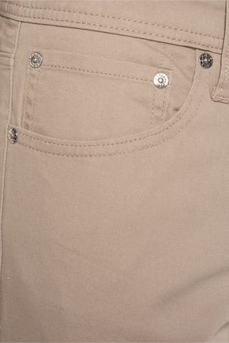 Short beige de JACK & JONES JEANS INTELLIGENCE, avec des poches et des boutons argentés.
