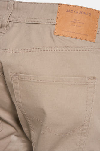 Short beige de JACK & JONES JEANS INTELLIGENCE, avec une poche arrière et un patch en cuir.