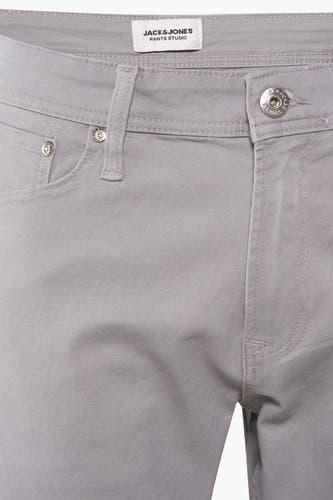 Short gris de JACK & JONES JEANS INTELLIGENCE, gros plan sur l'avant avec des boutons et des passants.