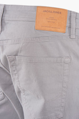 Short gris de JACK & JONES JEANS INTELLIGENCE, avec poche arrière et étiquette de marque.