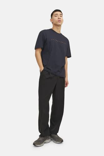 T-shirt bleu à manches courtes d'ORIGINALS BY JACK & JONES, porté avec un pantalon noir et des baskets grises.