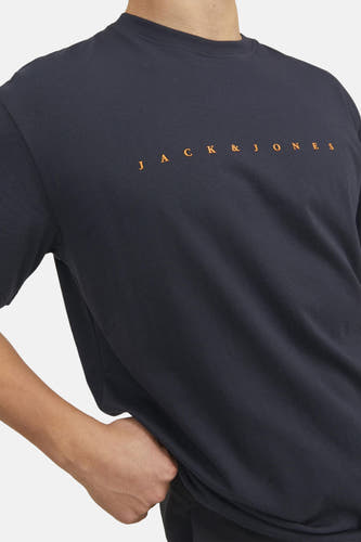 T-shirt bleu à manches courtes d'ORIGINALS BY JACK & JONES, avec le nom de la marque en lettres orange.