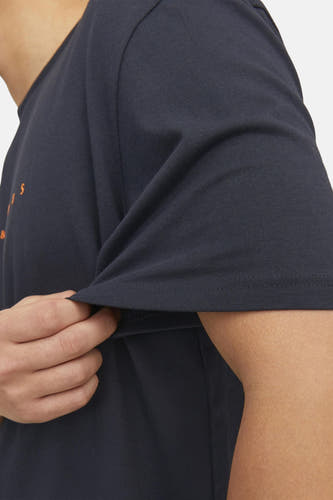 T-shirt bleu à manches courtes d'ORIGINALS BY JACK & JONES, détail de la manche.