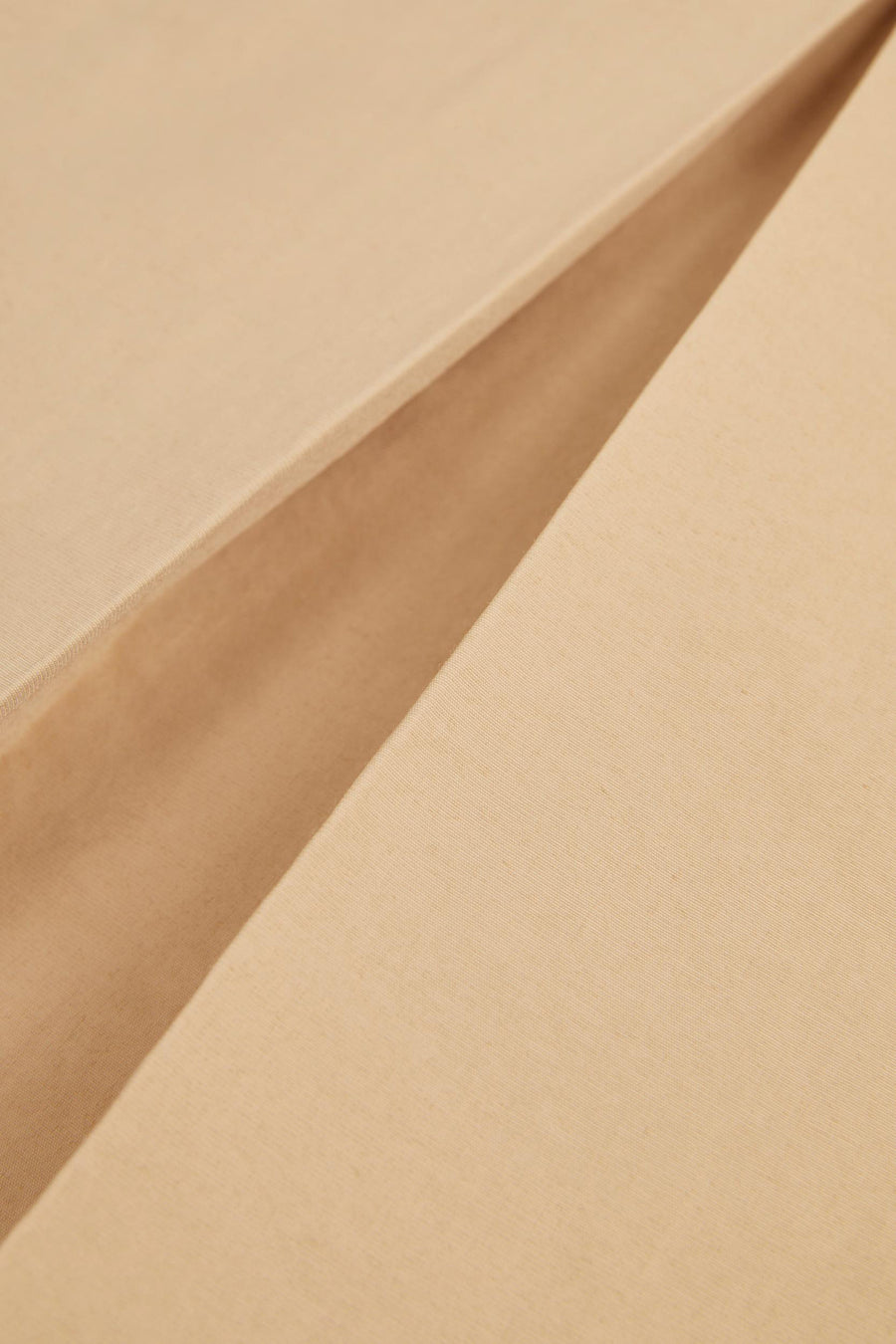 Jupe courte beige de JJXX, avec une subtile texture et un pli doux sur le côté.