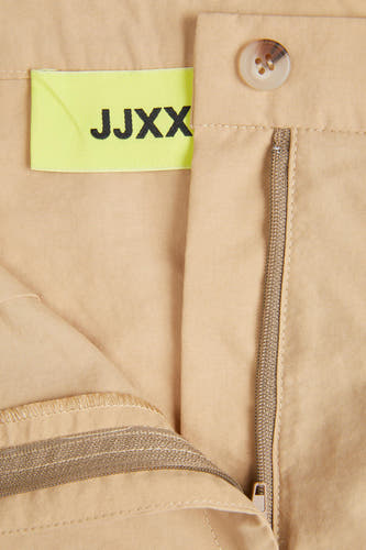Jupe courte beige de JJXX, avec un nœud et un détail de fermeture éclair.