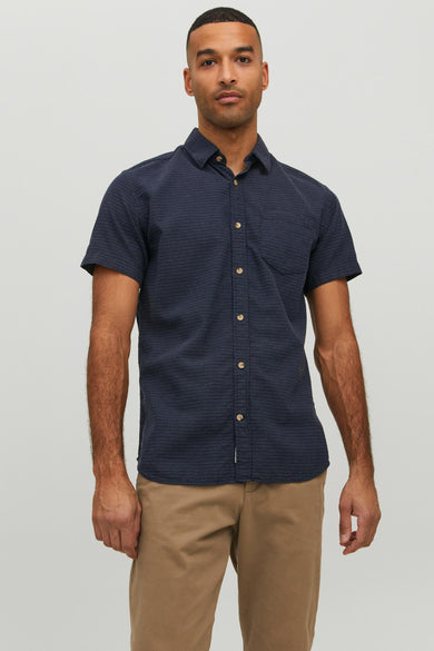 Chemise bleue à manches courtes avec petits pois blancs fins de ORIGINALS BY JACK & JONES, dotée d'une poche poitrine et de boutons en bois, vue de face.