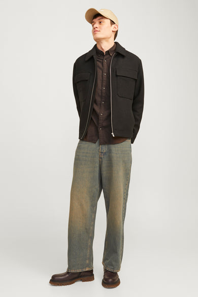 Gilet à manches longues marron et ORIGINALS par JACK & JONES, porté avec un pull noir, des jeans bleus et des bottes marron.