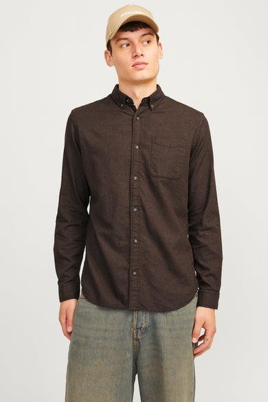 Chemise brune à longues manches d'ORIGINALS par JACK & JONES, avec col boutonné et poche poitrine, portée avec un chapeau et des jeans.