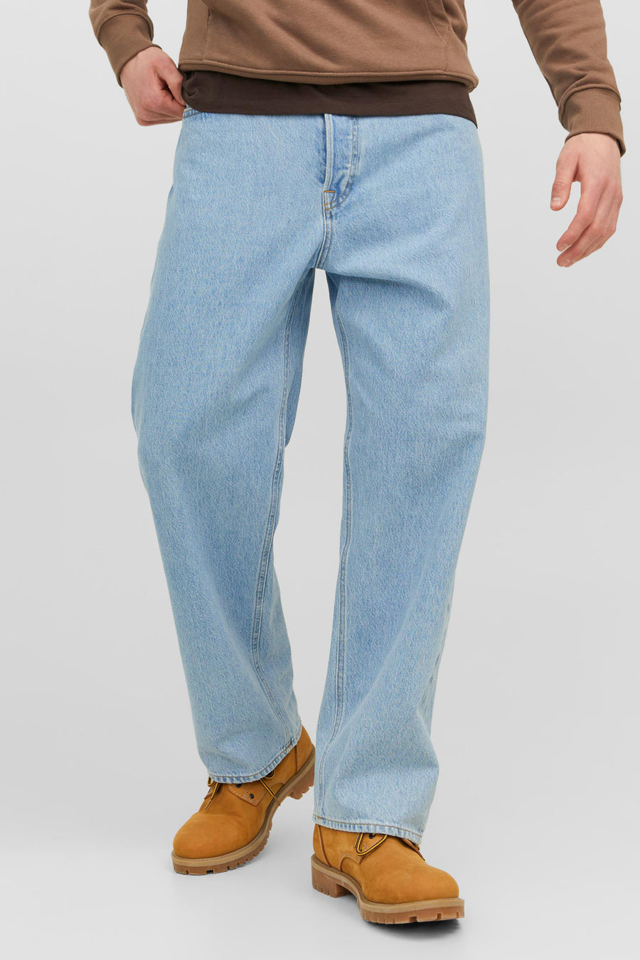 Jean en denim bleu clair large de JACK & JONES JEANS INTELLIGENCE, avec un léger lavage et des poches arrière brunes.