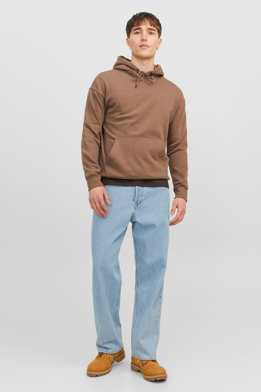ALEX lichtblauwe denim jeans wide van JACK & JONES JEANS INTELLIGENCE, met wijde pijpen en bruine schoenen.
