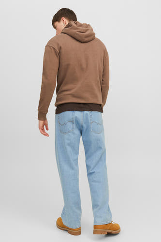 Lichtblauwe denim jeans wide van JACK & JONES JEANS INTELLIGENCE, met lichte wassing en bruine laarzen, achterkant.
