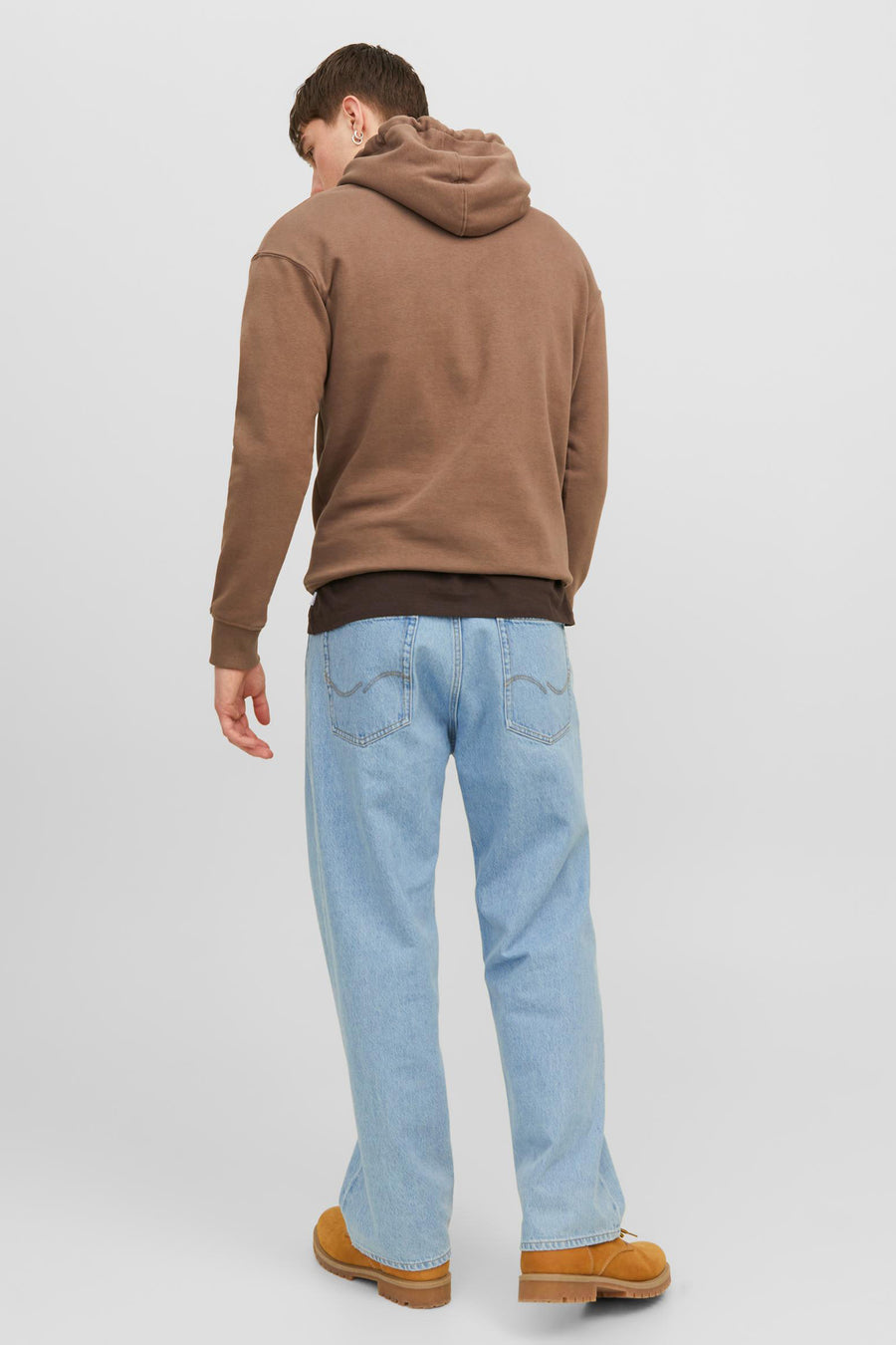Lichtblauwe denim jeans wide van JACK & JONES JEANS INTELLIGENCE, met lichte wassing en bruine laarzen, achterkant.
