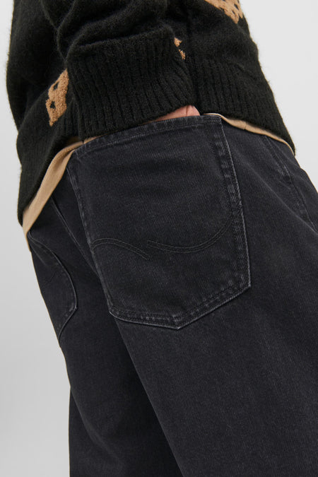 Jean large gris foncé de JACK & JONES JEANS INTELLIGENCE, gros plan sur la poche arrière avec coutures contrastantes et pull en maille avec détails marron