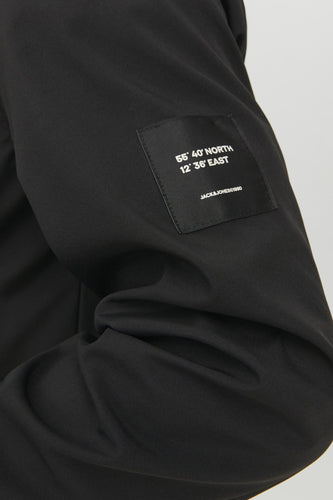 Zwarte stof met een label met coördinaten en het merk "JACK&JONES".