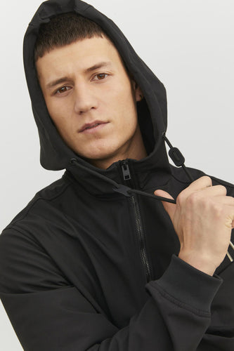 Man in zwarte hoodie.