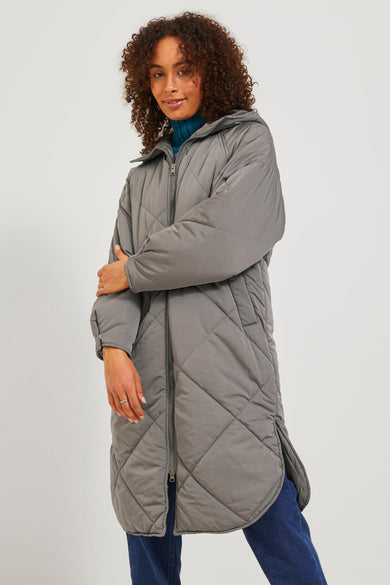 Manteau long brun de JJXX, avec un motif de lunettes de soleil brodé et une capuche.