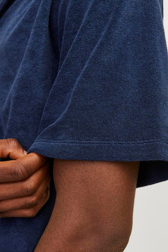 T-shirt bleu à manches courtes de PREMIUM by JACK & JONES, avec une texture cotonnée et un simple col montant.