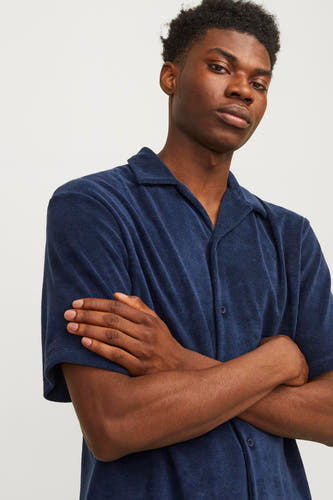Chemise bleue à manches courtes de PREMIUM by JACK & JONES, avec une texture velours et un col ouvert.