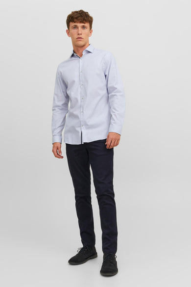Wit overhemd met lange mouwen van PREMIUM by JACK & JONES, met subtiel patroon en gedragen met donkere pantalon en schoenen.