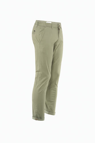 Groene chino van JACK & JONES JEANS INTELLIGENCE, met opgerolde pijpen en subtiele details.