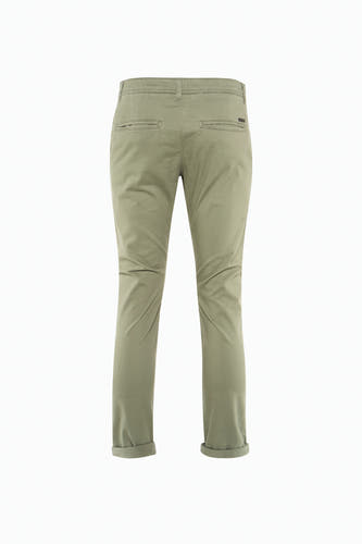 Groene chino van JACK & JONES JEANS INTELLIGENCE, met achterzakken en opgerolde broekspijpen.
