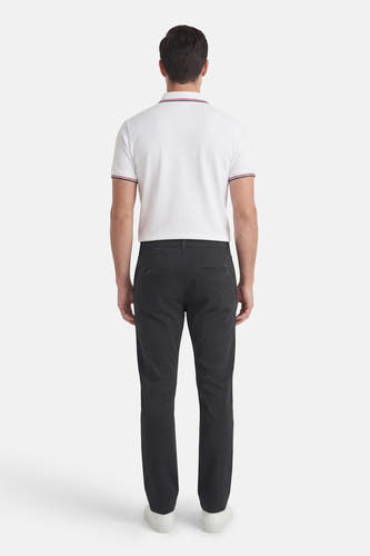 Zwarte chino van JACK & JONES JEANS INTELLIGENCE, gezien van achteren.