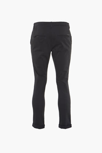 Chino noir de Jack & Jones Jeans Intelligence, vu de derrière avec des ourlets de pantalon roulés.