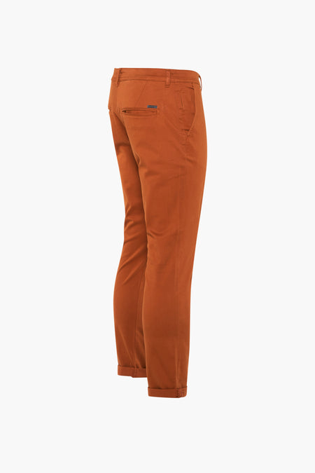 Chino marron de JACK & JONES JEANS INTELLIGENCE avec ourlets retroussés et poches visibles à l'arrière et sur les côtés.