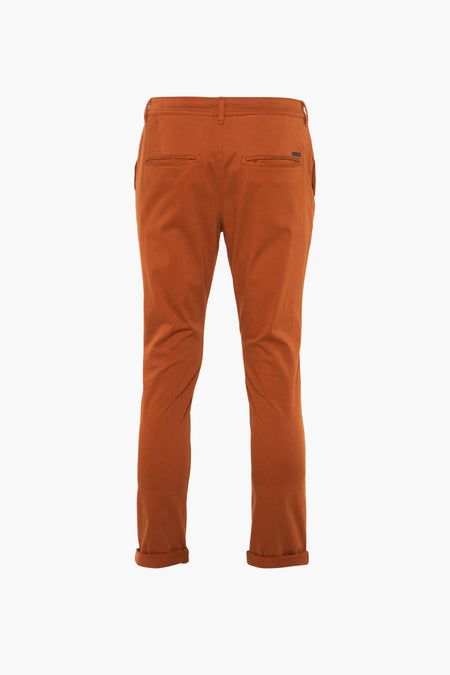 Chino marron de JACK & JONES JEANS INTELLIGENCE avec ourlets retroussés et deux poches arrière, vue arrière.