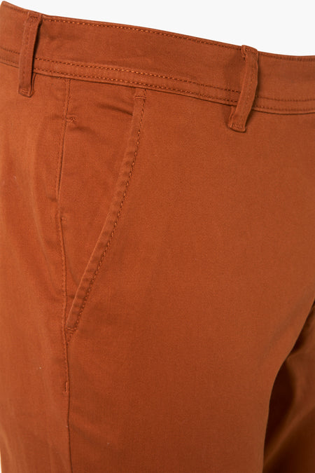 Chino marron de JACK & JONES JEANS INTELLIGENCE avec passants de ceinture et poche oblique.