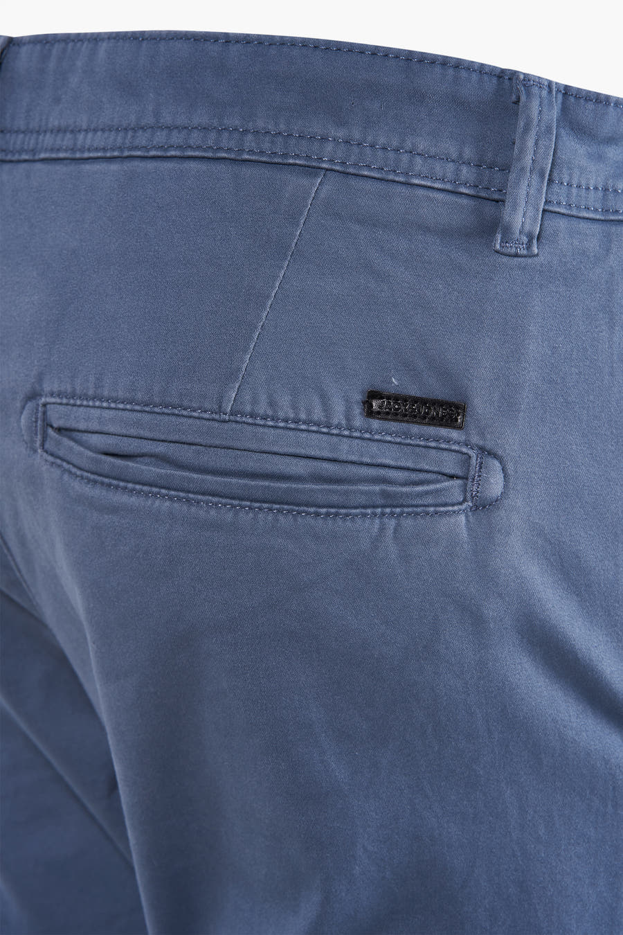 Jean chino bleu de JACK & JONES JEANS INTELLIGENCE, avec poche passepoilée à l'arrière et détail de logo subtil.