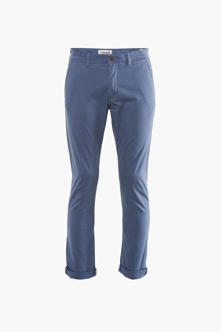 Jean chino bleu de JACK & JONES JEANS INTELLIGENCE, avec des poches arrière repliées sur un fond blanc.
