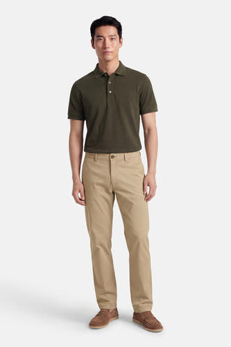 Chino beige de JACK & JONES JEANS INTELLIGENCE, avec des chaussures marron.