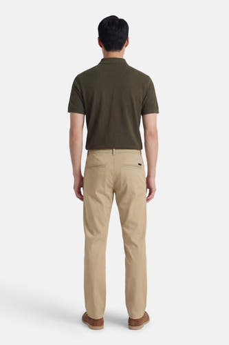 Chino beige de JACK & JONES JEANS INTELLIGENCE, vue arrière, combiné avec un polo vert foncé et des chaussures marron.
