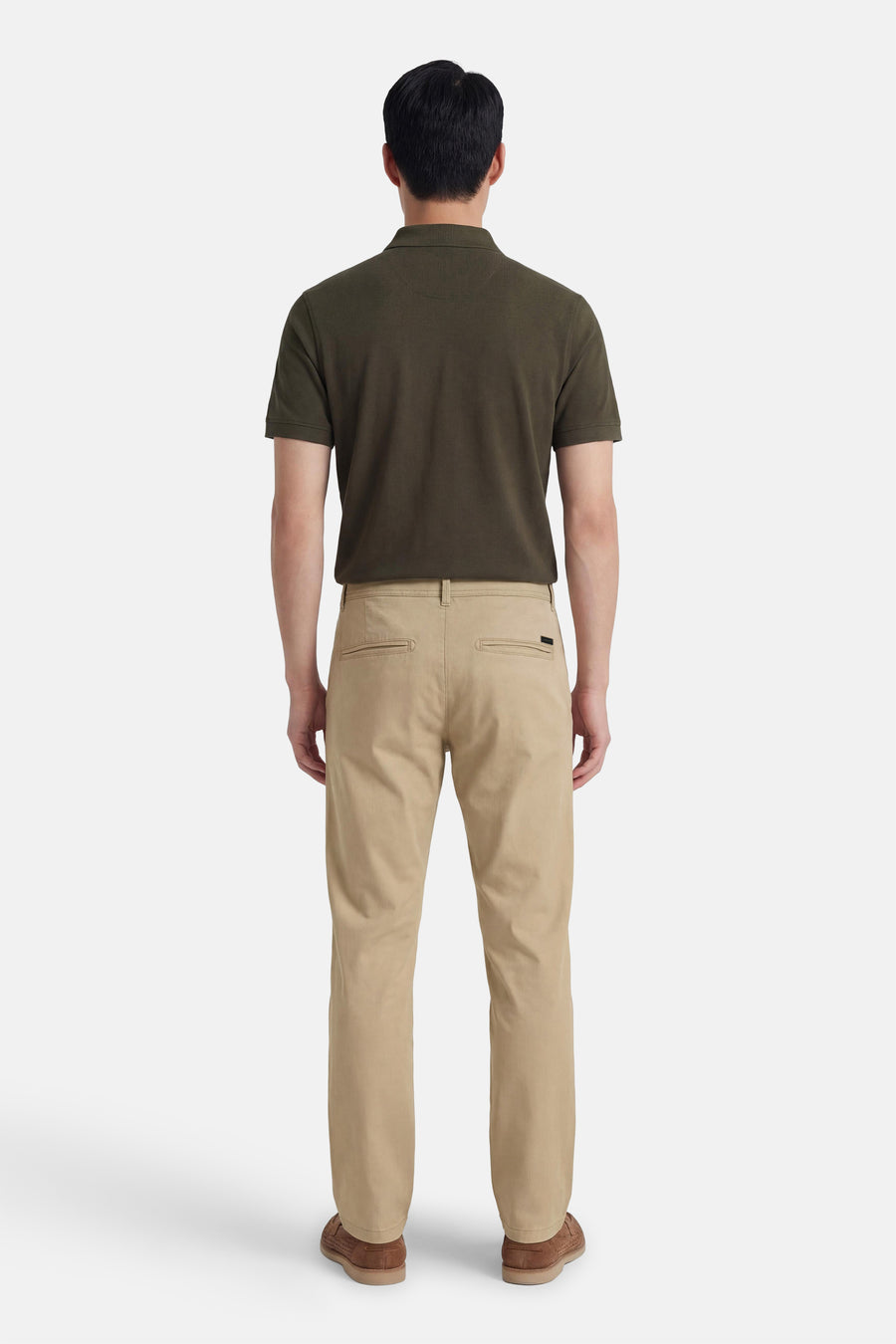 Chino beige de JACK & JONES JEANS INTELLIGENCE, vue arrière, combiné avec un polo vert foncé et des chaussures marron.