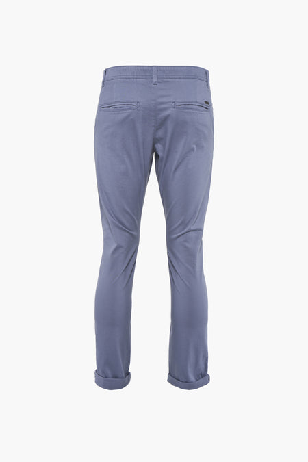 Jean chino bleu de JACK & JONES JEANS INTELLIGENCE, avec des poches de pantalon relevées, vu de derrière.