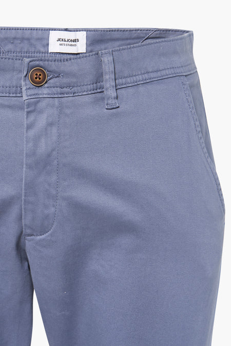 Jean chino bleu de JACK & JONES JEANS INTELLIGENCE, avec une fermeture à glissière visible et un détail de poche.