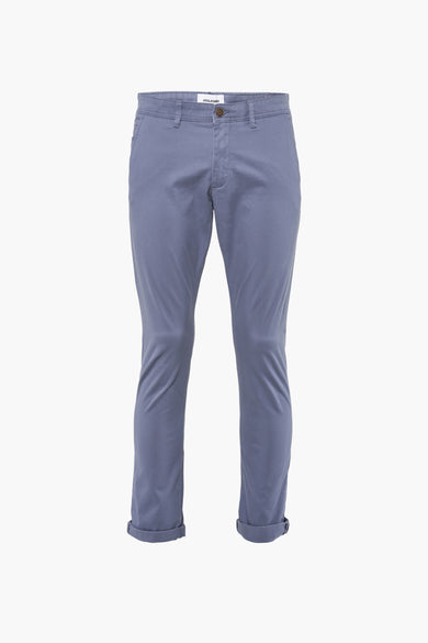 Jean chino bleu de JACK & JONES JEANS INTELLIGENCE avec des poches surmontées, couleur unie.
