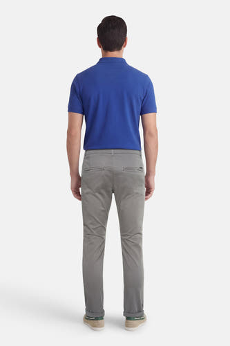 Grijze chino van JACK & JONES JEANS INTELLIGENCE, met achterzakken en opgerolde broekspijpen.