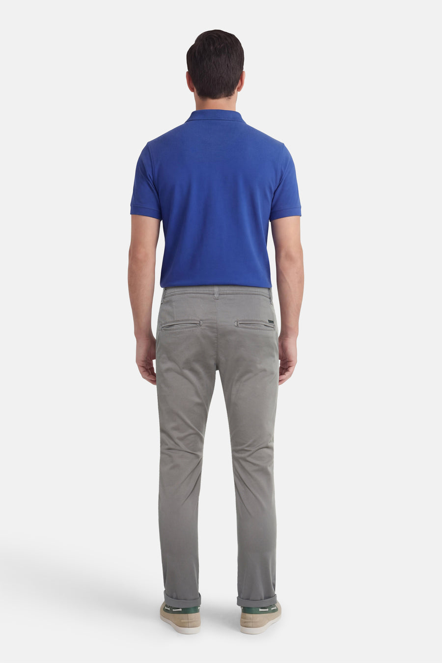 Grijze chino van JACK & JONES JEANS INTELLIGENCE, met achterzakken en opgerolde broekspijpen.