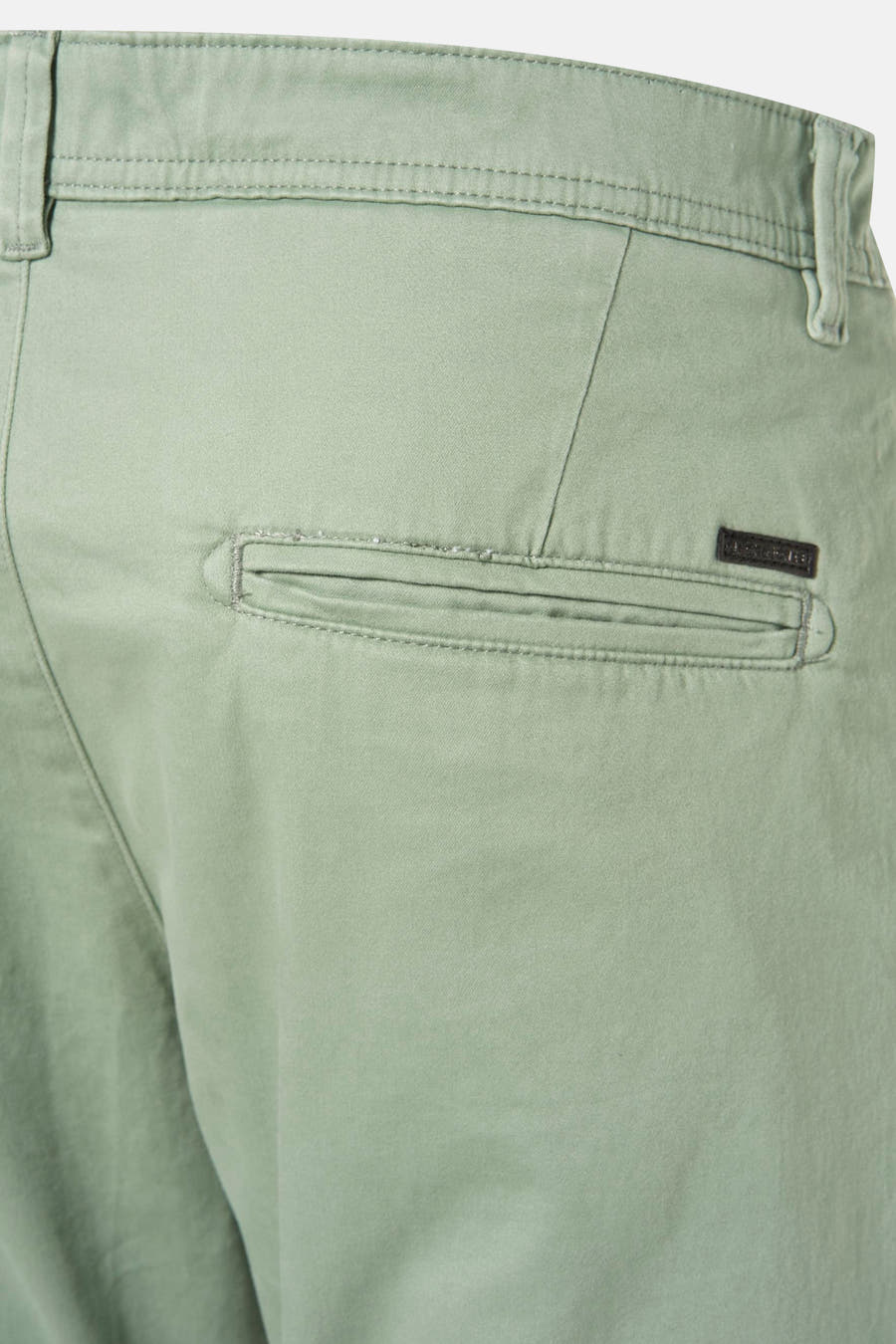 Chino vert de JACK & JONES JEANS INTELLIGENCE, détail de l'arrière avec poche passepoilée et étiquette de marque subtile.