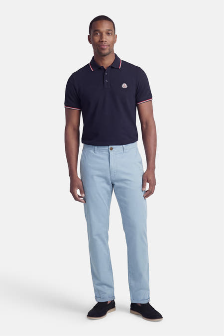 Blauwe chino van JACK & JONES JEANS INTELLIGENCE, met subtiele textuur en opgerolde broekspijpen.