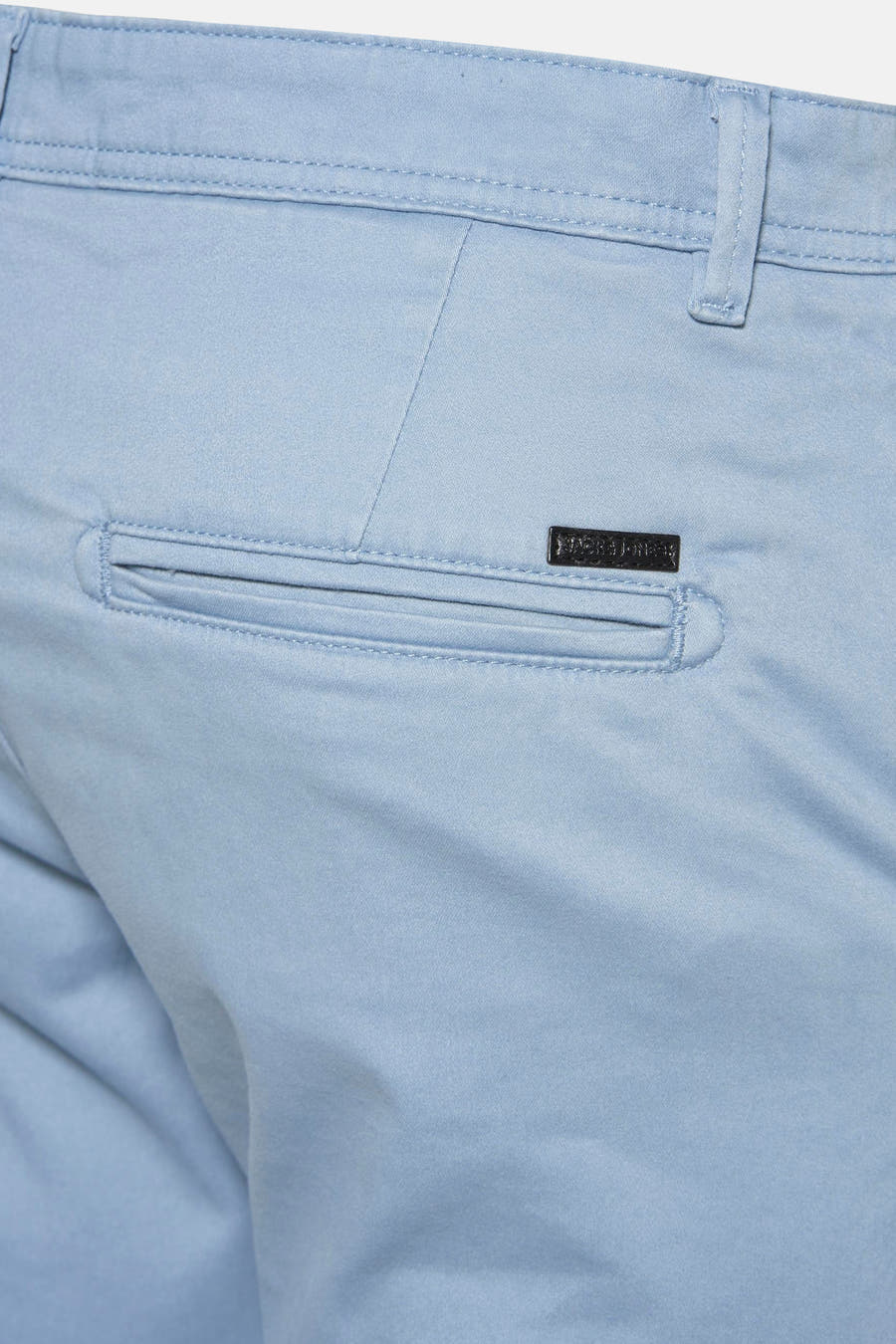 Jean chino bleu de JACK & JONES JEANS INTELLIGENCE, avec poche arrière et détail de logo de marque.