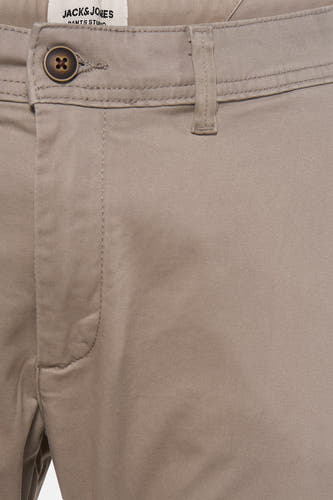 Chino beige de JACK & JONES JEANS INTELLIGENCE, avec une fermeture à boutons et des passants de ceinture.
