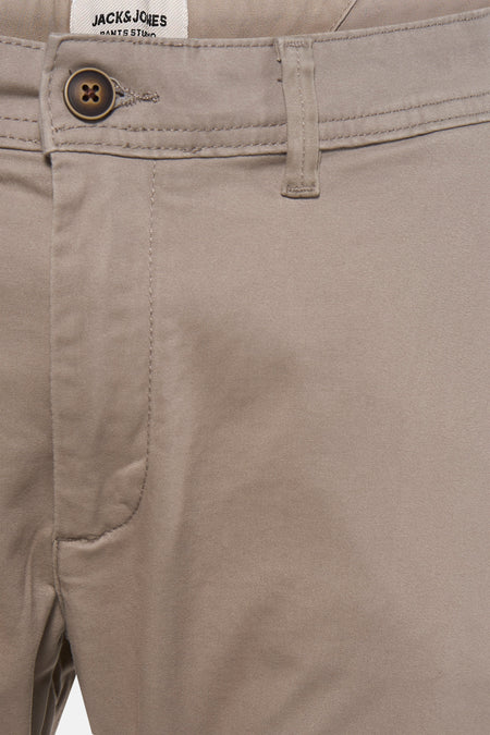 Chino beige de JACK & JONES JEANS INTELLIGENCE, avec une fermeture à boutons et des passants de ceinture.
