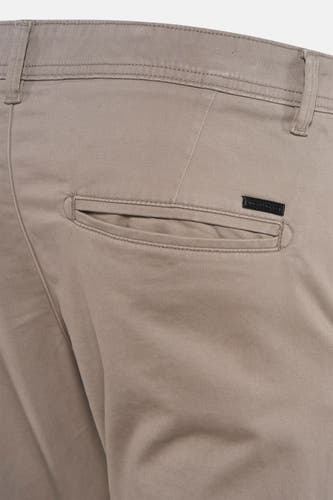 Chino beige de JACK & JONES JEANS INTELLIGENCE, avec une poche arrière et des passants de ceinture.