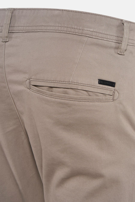 Chino beige de JACK & JONES JEANS INTELLIGENCE, avec une poche arrière et des passants de ceinture.
