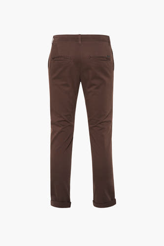 Chino marron de JACK & JONES JEANS INTELLIGENCE, vu de derrière, avec poches et ourlets de pantalon retroussés.