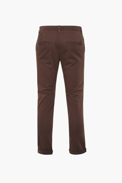 Chino marron de JACK & JONES JEANS INTELLIGENCE, vu de derrière, avec poches et ourlets de pantalon retroussés.